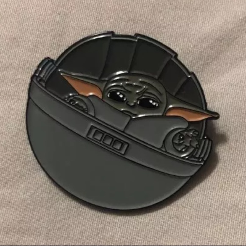 Baby Yoda mandalorian meme pin - Picture 5 of 5